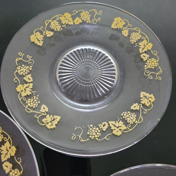 Vintage Anchor Hocking dessert plates with yellow vineyard pattern - Picture 9 of 10